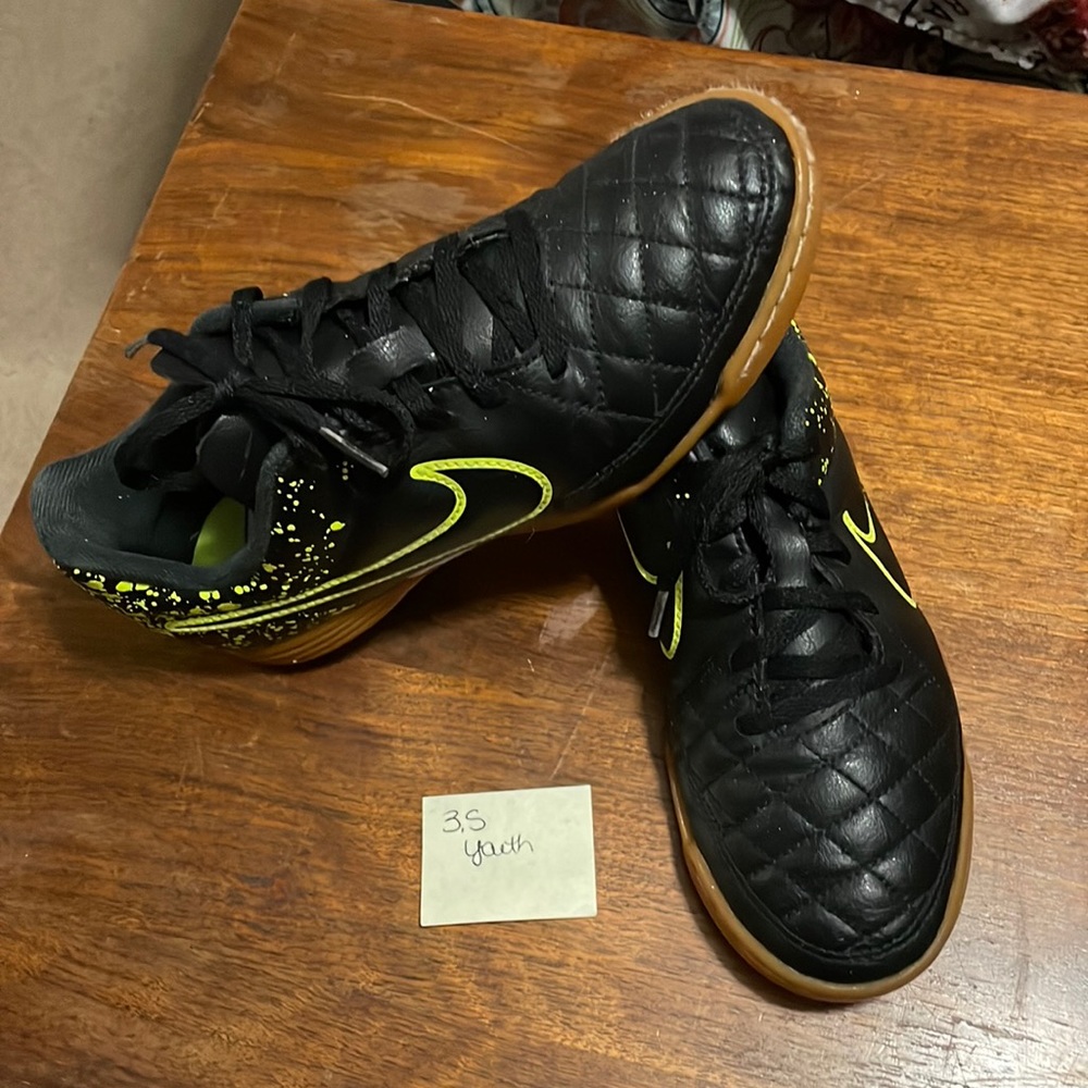 Nike Tiempo Rio II IC 631523-007 Black Green Indoor Soccer Shoes youth size 3.5